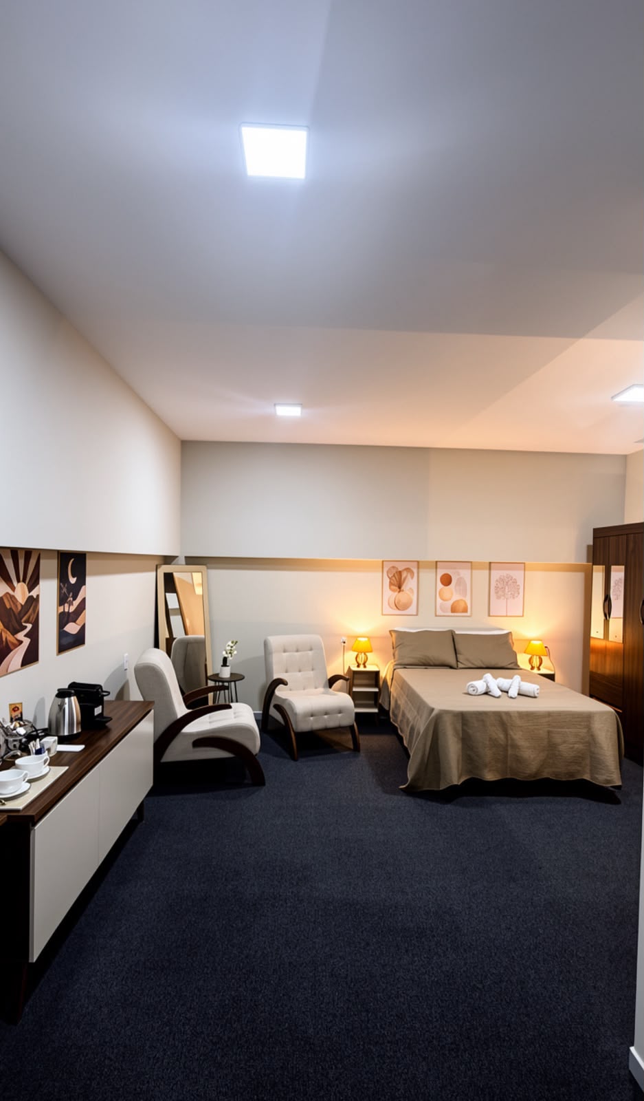 Suíte Master com cama de casal, poltronas e piso acarpetado