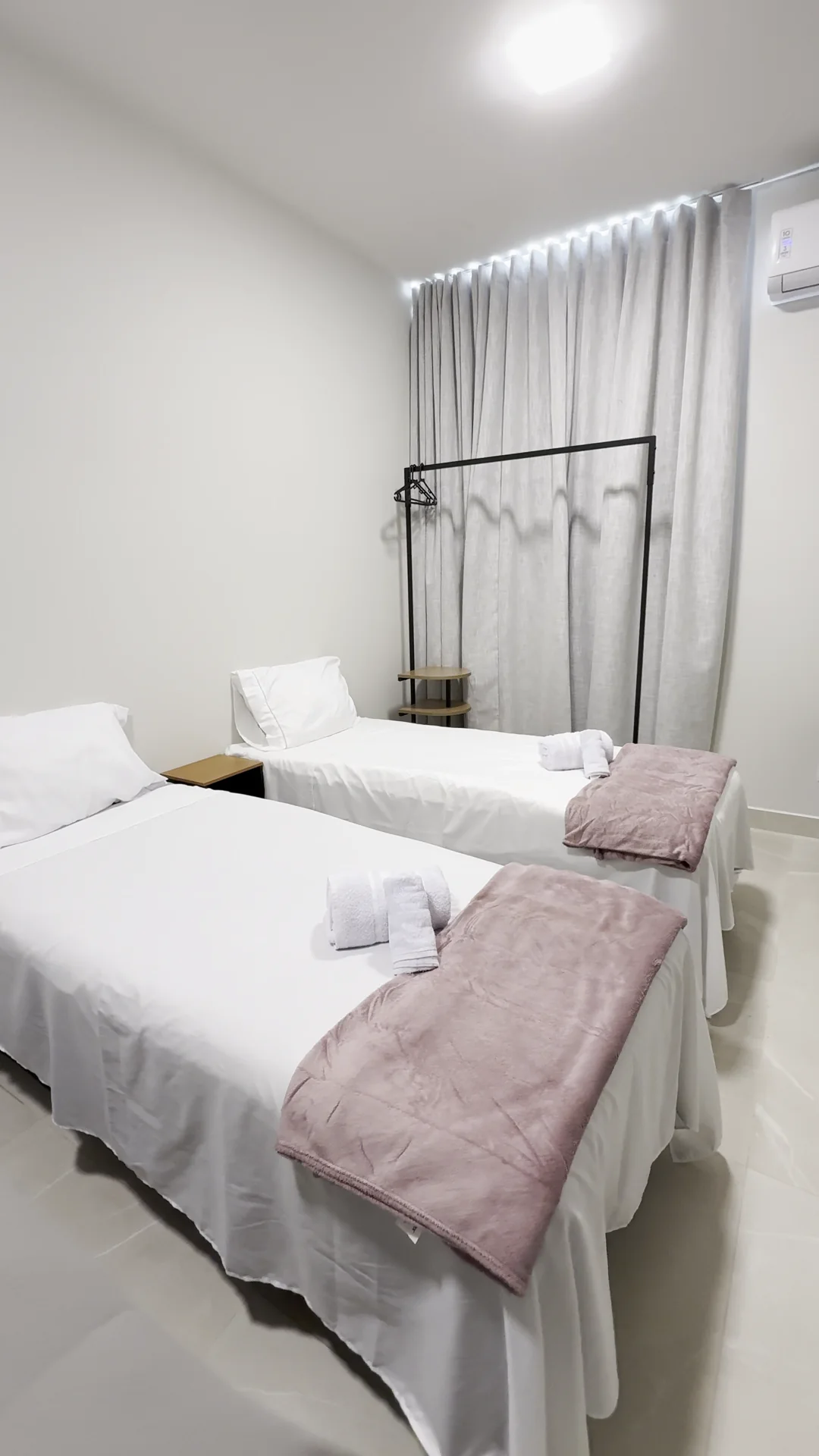 Quarto do DF Hotel com duas camas individuais, ar-condicionado e frigobar