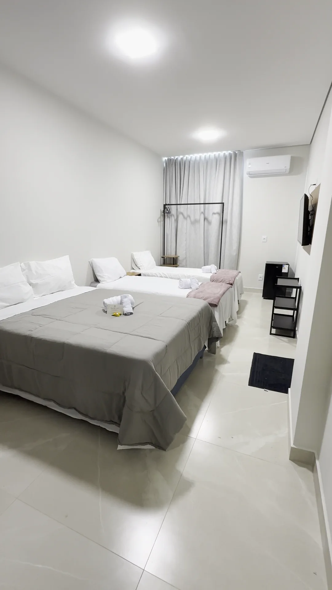 Quarto do DF Hotel com cama de casal e camas individuais